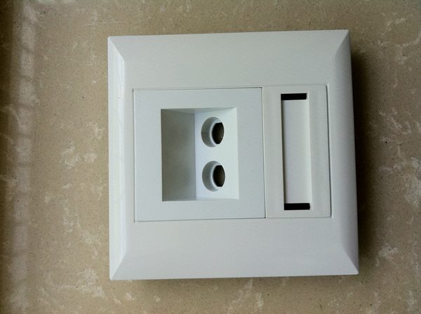 ELF002 — Faceplate & Wall Outlet